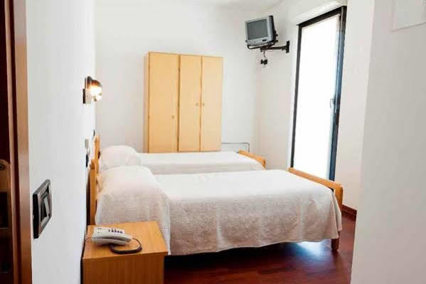 Hotel Daniela Ferrara Exterior foto